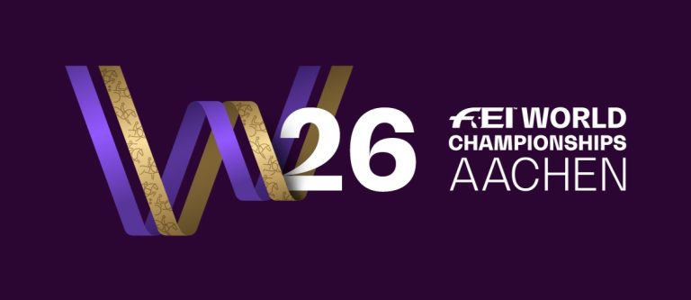 Logo der FEI World Championships Aachen 2026 auf dunkelviolettem Hintergrund. Links ein großes, stilisiertes „W“ aus einem violetten und einem goldenen Band mit Pferd-Reiter Icons zu den jweiligen Disziplinen. Rechts daneben die weiße Zahl „26“. Rechts steht in weißer Schrift: „FEI World Championships Aachen“.
