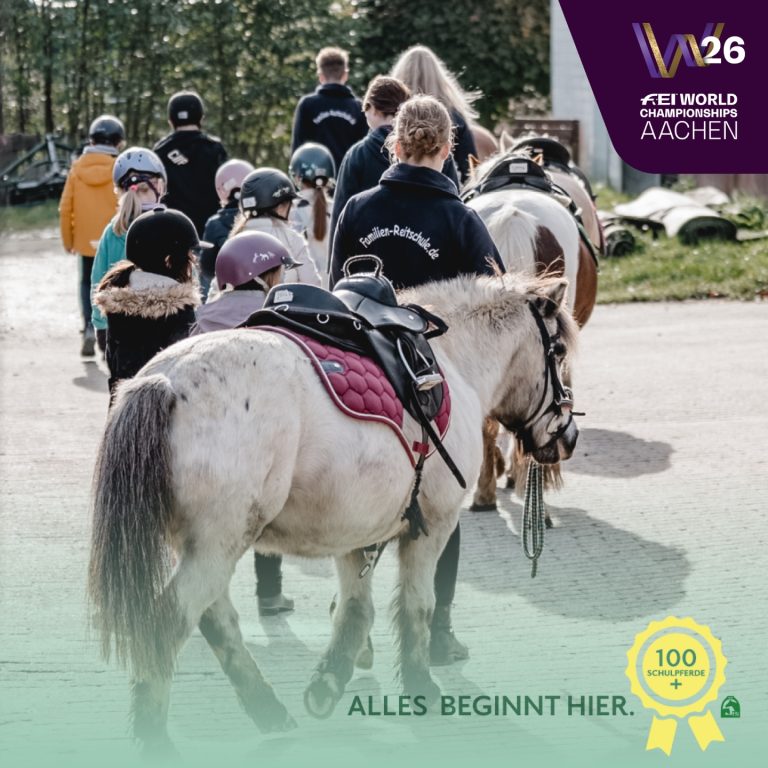 Mehrere Kinder mit Reithelmen gehen gemeinsam mit Erwachsenen und drei gesattelten Ponys über einen Hof. Oben rechts das Logo der FEI World Championships Aachen 2026. Unten rechts ein gelbes Siegel mit der Aufschrift „100 Schulpferde+“ und darunter der Schriftzug „ALLES BEGINNT HIER.“